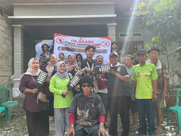 Aksi Nyata untuk Lingkungan! Mahasiswa Bhayangkara Pasang Lampu Jalan dan Spanduk Larangan Buang Sampah
