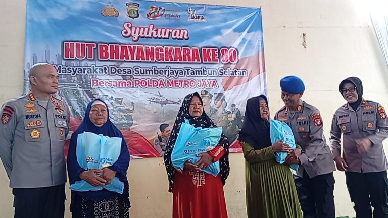 HUT Bhayangkara ke-80, Polda Metro Jaya Salurkan 300 Paket Bantuan Sosial dan Kursi Roda untuk Warga Desa Sumberjaya
