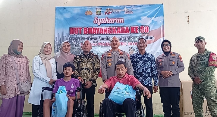 HUT Bhayangkara ke-80, Polda Metro Jaya Salurkan 300 Paket Sembako dan Kursi Roda di Sumberjaya