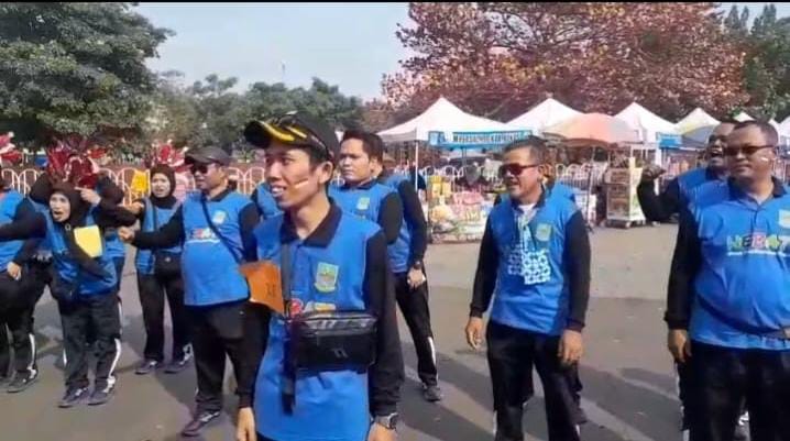 Gerak Jalan HEBAT Semarakkan Tambun Selatan, Pemdes Sumberjaya Tampil Kompak Dipimpin Langsung PJ Kepala Desa