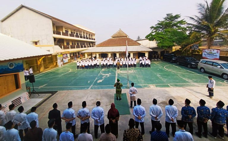 Upacara HUT Kemerdekaan RI ke-81 di SMP IT Al Izzah Bekasi dihadiri Kemenag dan Densus 88