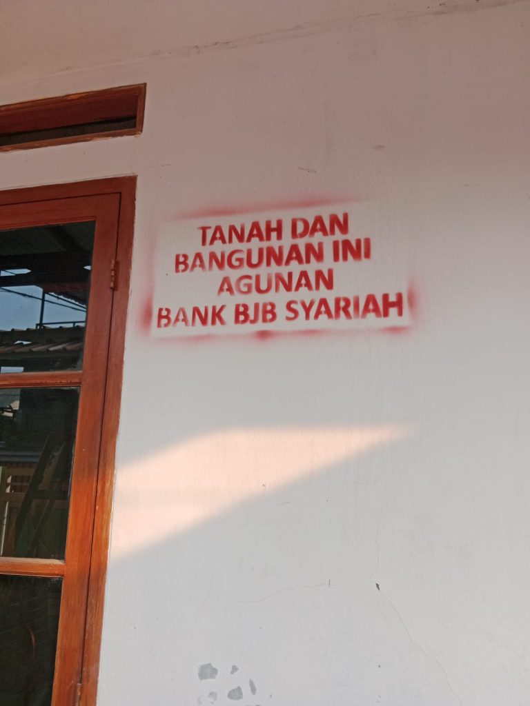 “TANAH INI AGUNAN BANK!” Tulisan Merah di Rumah Debitur Picu Pertanyaan: Penagihan atau Mempermalukan?