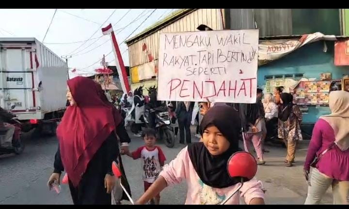 Karnaval HUT RI ke-81, Warga Sumberjaya Sampaikan Kritik: “Mengaku Wakil Rakyat, Tapi Bertindak Seperti Penjahat”