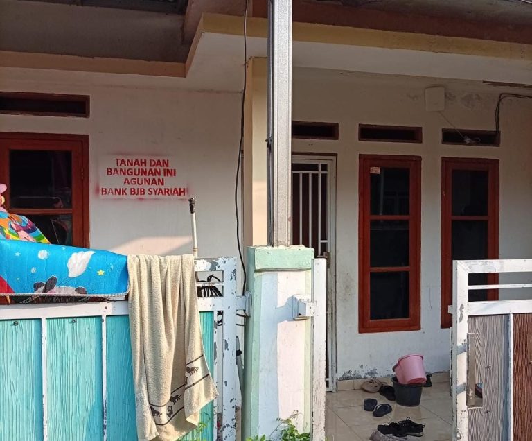 ANAK DI BAWAH UMUR DIDUGA DIINTIMIDASI SAAT PENAGIHAN! Rumah Debitur “Disemprot Pilox” Atas Nama Bank BJB Syariah