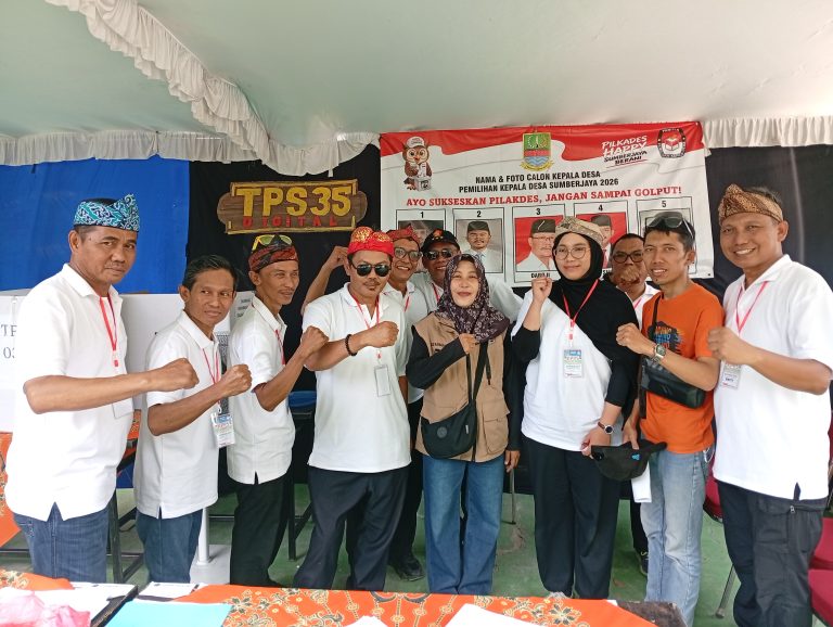 PJ Kades Ike Rahmawati Tinjau TPS Digital, Pastikan Pilkades Sumberjaya Kondusif